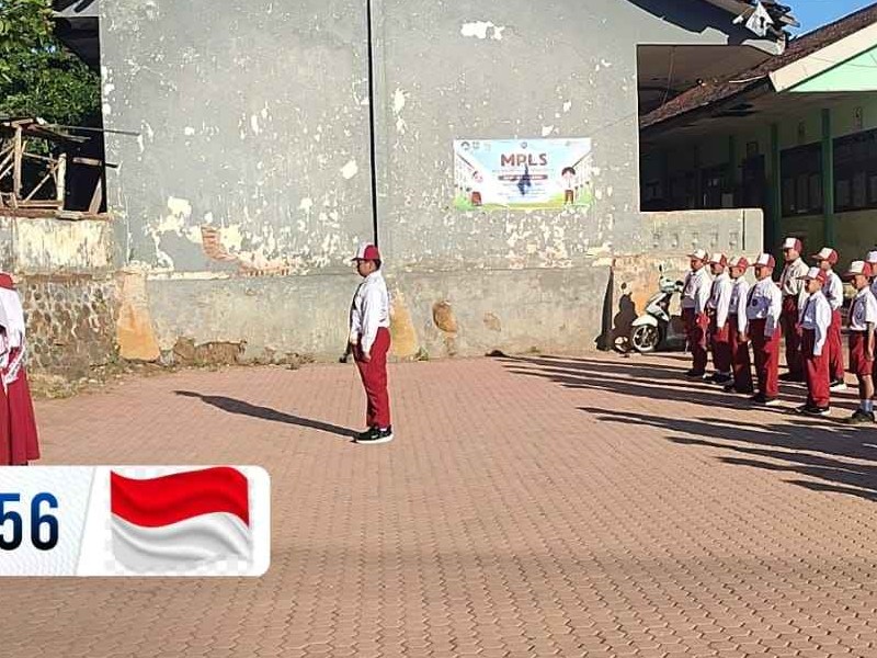UPACARA BENDERA SETIAP HARI SENIN